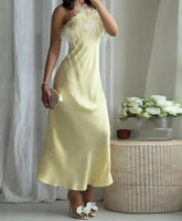 Federbesetztes, trägerloses, gelbes Satin-Midikleid