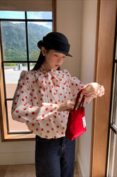 Süße Bluse mit Polka-Dots, Bindegürtel und langen Ärmeln