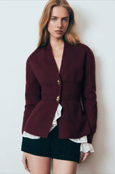 Cardigan mit V-Ausschnitt, langen Ärmeln, Metallknöpfen und geschlitztem Saum