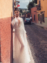 Und ein bezauberndes Abendkleid mit tiefem V-Ausschnitt und langen Ärmeln