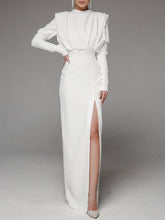 Elegantes Abendkleid mit Rollkragen und Schlitz