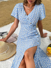 Blaues, schmal geschnittenes Kleid mit festlichem Muster