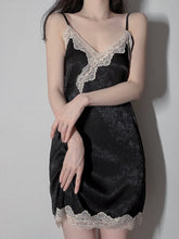 Spitzen-Pyjama-Set mit tiefem Ausschnitt und Trägern