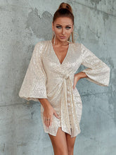 Pailletten-Cocktailkleid mit V-Ausschnitt und Bindeband