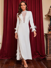 Gebügeltes, diamantbesetztes Abendkleid mit tiefem V-Ausschnitt, Federn und Schlitz