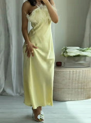 Federbesetztes, trägerloses, gelbes Satin-Midikleid