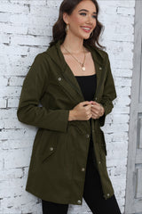Halblanger Trenchcoat mit Kapuze und Taillenband