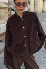 Locker geschnittene Cordjacke in Kaffeebraun mit Stehkragen