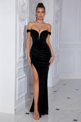 Schwarzes Pailletten-Partykleid mit schulterfreiem Schnitt und hohem Schlitz