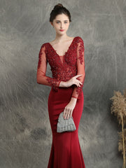 Handgefertigtes, appliziertes, mit Nieten besetztes, langärmeliges Abendkleid 