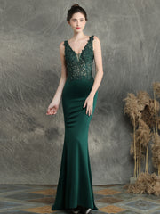 Handgefertigtes, appliziertes, perlenbesetztes langes Abendkleid 