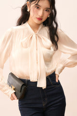 Elegante, romantische Bluse mit glänzendem Schleifenverschluss
