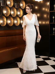 Elegantes Abendkleid mit Quasten und Perlen 