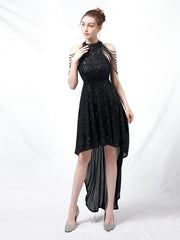 Schmale und figurbetonte, mittellange Abendkleid 
