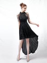 Schmale und figurbetonte, mittellange Abendkleid 