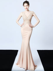 Handgefertigtes, appliziertes, perlenbesetztes langes Abendkleid 