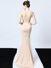 Handgefertigtes, appliziertes, perlenbesetztes langes Abendkleid 