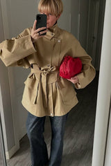 Eleganter, taillierter Trenchcoat mit Reversgürtel