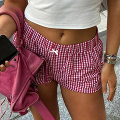 Schwarze Strickshorts mit Punkten und Buchstabenmotiven