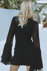 Langärmeliges, figurbetontes Partykleid mit V-Ausschnitt und ausgestellten Ärmeln