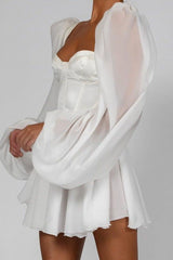 Figurbetontes, sexy Chiffonkleid mit Laternenärmeln