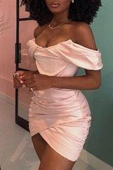 Aprikosenfarbenes Partykleid mit Puffärmeln