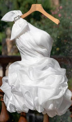 Weißes Minikleid mit One-Shoulder-Schulter und Schleife