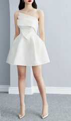 Weißes Minikleid mit Trägern