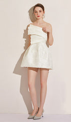 Weißes Minikleid mit Trägern