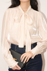 Elegante, romantische Bluse mit glänzendem Schleifenverschluss