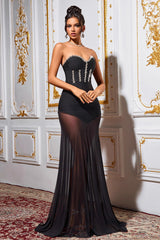 Strassbesetztes, trägerloses, figurbetontes Partykleid aus Mesh und Bandagen