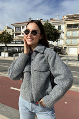 Kurze, lockere Freizeitjacke aus Wildleder, Wollstil