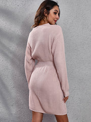 Strickkleid mit V-Ausschnitt und langen Ärmeln 