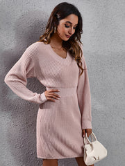 Strickkleid mit V-Ausschnitt und langen Ärmeln 