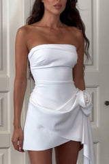 Trägerloses, figurbetontes, elegantes Abendkleid mit Blumenmuster