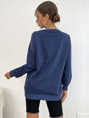 Rundhals-Sweatshirt mit blauem Buchstaben 
