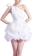 Weißes Minikleid mit One-Shoulder-Schulter und Schleife