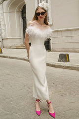 Straußenfeder-Partykleid mit tiefem V-Ausschnitt und figurbetonter Passform