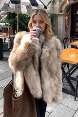 Kurzer, flauschiger, warmer Mantel aus Kunstfuchsfell mit Stehkragen