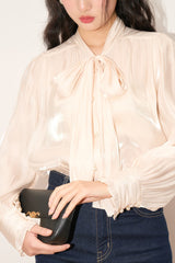 Elegante, romantische Bluse mit glänzendem Schleifenverschluss