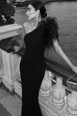 Schmale, einfarbige, schulterfreie Maxi-Partykleid mit Federeinsatz