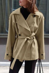 Locker geschnittener Trenchcoat mit Reverskragen und Taillenband – ein schicker Designer-Trenchcoat