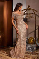 Elegantes Partykleid mit Champagnerquasten und Pailletten