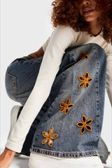 Locker sitzende, hochtaillierte Jeans mit Blumenstickerei