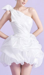 Weißes Minikleid mit One-Shoulder-Schulter und Schleife