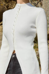 Schmal geschnittene, einreihige Strickjacke mit Stehkragen und langen Ärmeln