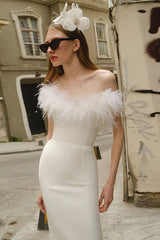 Straußenfeder-Partykleid mit tiefem V-Ausschnitt und figurbetonter Passform