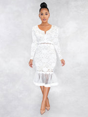 Kleid mit V-Ausschnitt, langen Ärmeln und Meerjungfrauensaum aus Spitze 