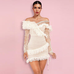 Schulterfreies, asymmetrisches Minikleid mit Rüschen PP19409