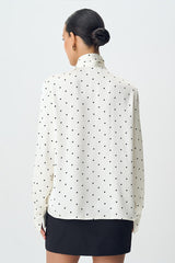 Schmale, elegante Bluse mit Polka-Dots, Kragen und Bindeband